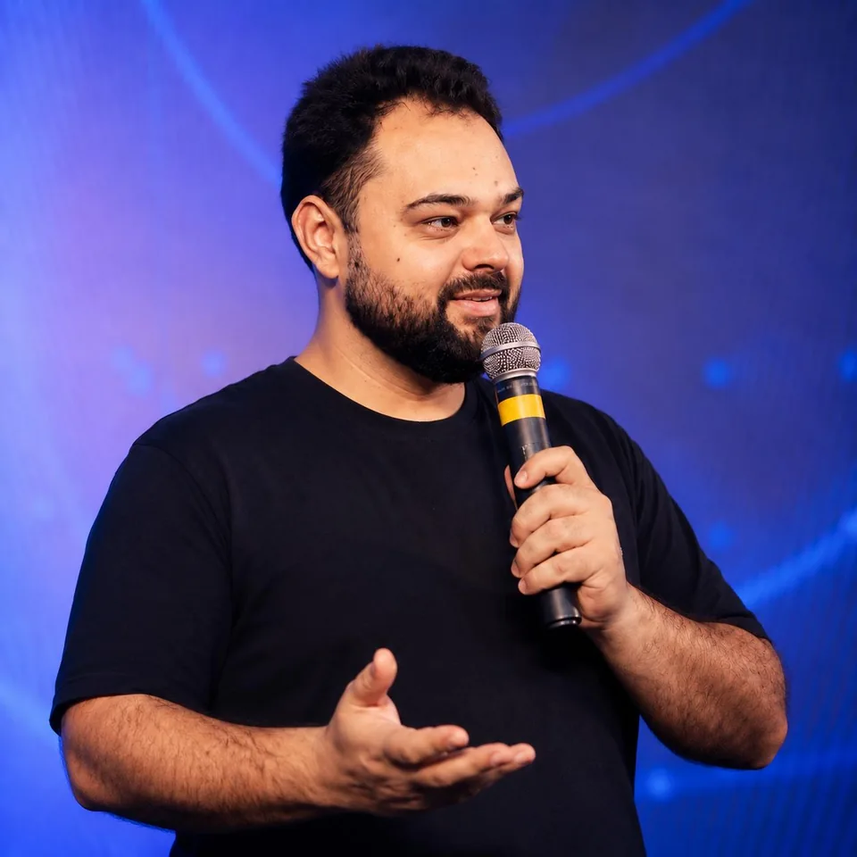 Felipe Azambuja, professor da PycodeBR, no palco